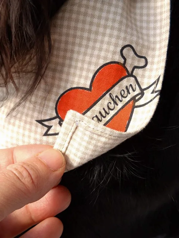 Hunde-Halstuch "Herz-Tattoo Frauchen" beige kariert handmade in Germany – Bild 3