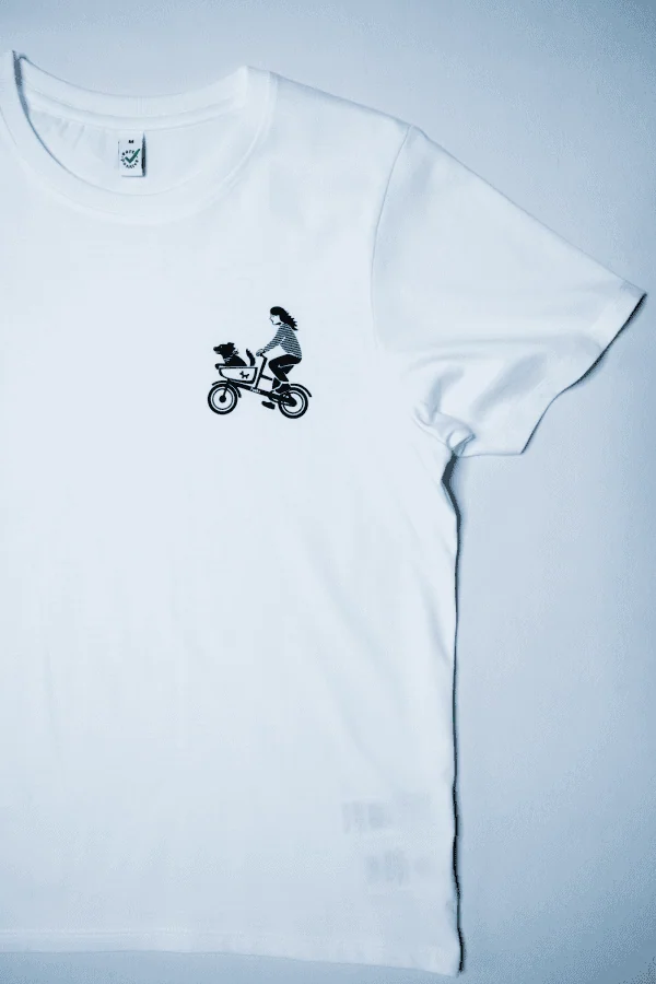 Ausschnitt von Bio-T-Shirt EP002 für Damen von Earth Positive in weiß mit Siebdruck auf Brust "Hundetaxi" mit Frau und Hund auf Cargobike