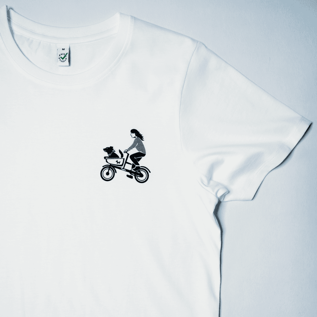 Ausschnitt von Bio-T-Shirt EP002 für Damen von Earth Positive in weiß mit Siebdruck auf Brust "Hundetaxi" mit Frau und Hund auf Cargobike
