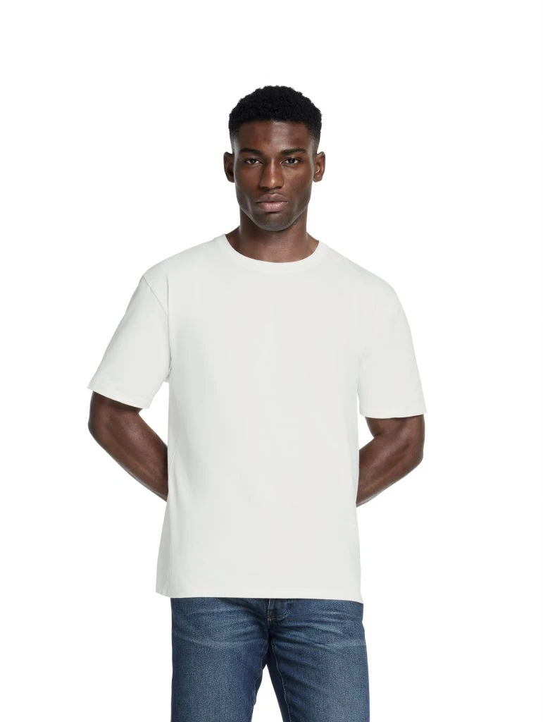 Model mit T-Shirt EP185 von Earth Positive aus Bio-Baumwolle in weiß