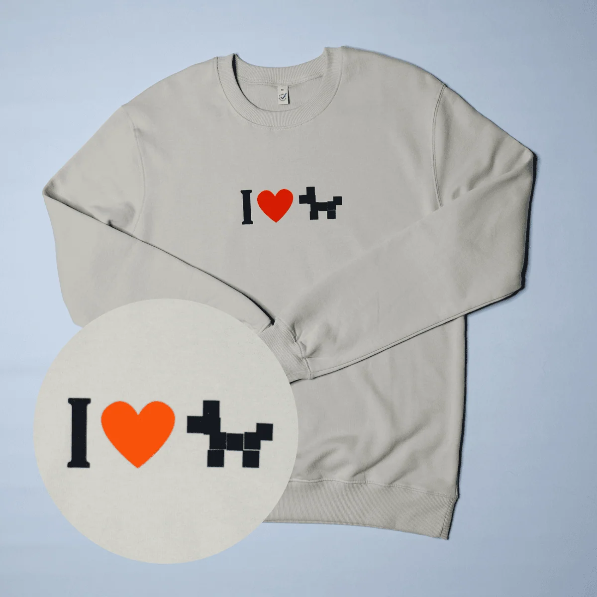 Produktbild beige Bio-Sweatshirt mit "I Love Dogs" Siebdruck von Pooka