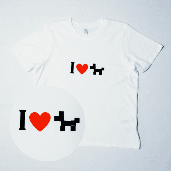 Produktbild von Bio-T-Shirt EP002 für Damen von Earth Positive in weiß mit großem zweifarbigen Siebdruck auf Brust von Pooka | Symbol "I Love Dogs" mit Herz und Pixel-Hund