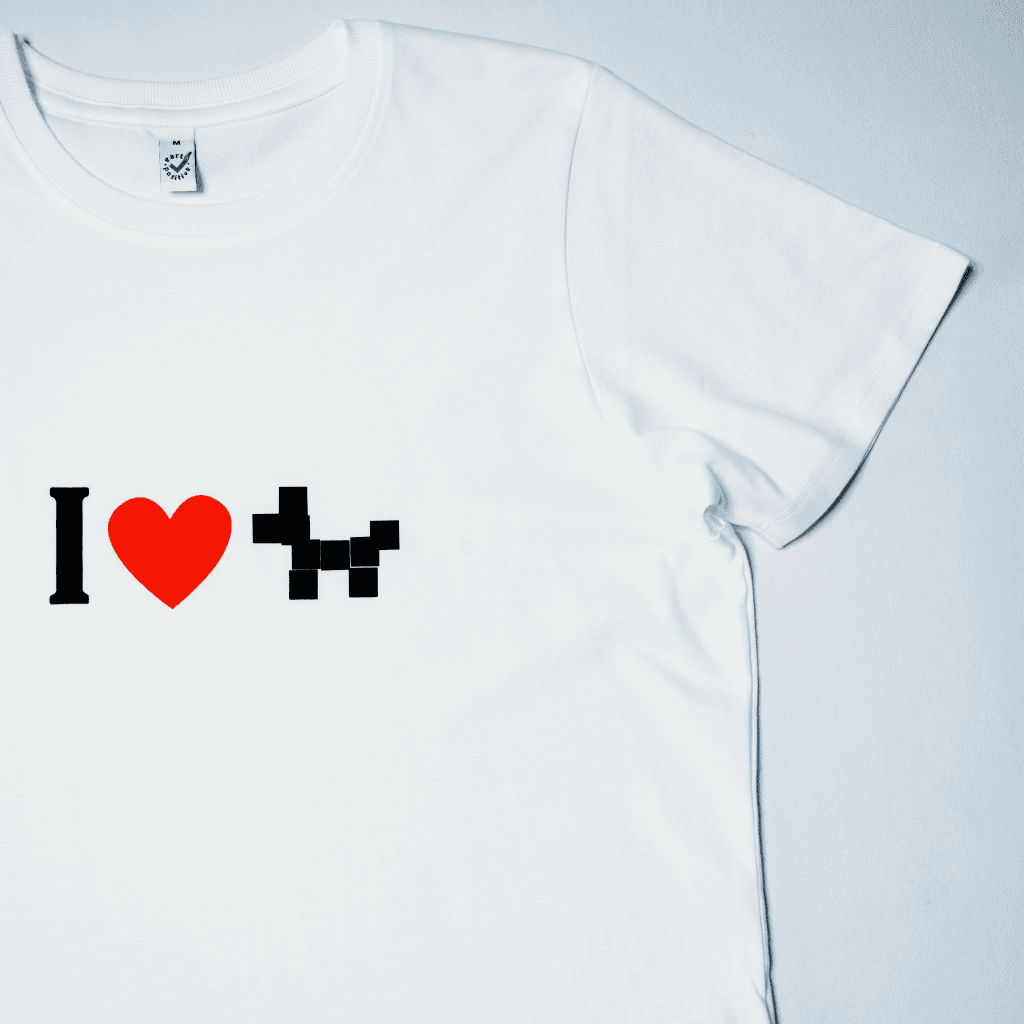 Ausschnitt von Bio-T-Shirt EP002 von Earth Positive für Damen in weiß mit zweifarbigem großen Siebdruck auf der Vorderseite Symbol "I Love Dogs"