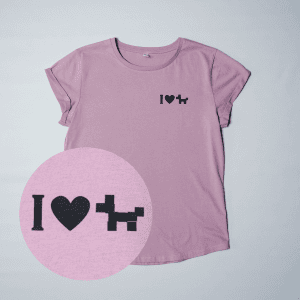 Produktbild von rosa Bio-T-Shirt mit Siebdruck auf Brust Motiv "I Love Dogs" im Stil von I Heart NY für Hundefans mit Würfelhund