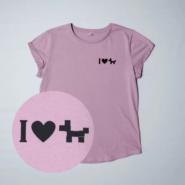 Produktbild von rosa Bio-T-Shirt mit Siebdruck auf Brust Motiv "I Love Dogs" im Stil von I Heart NY für Hundefans mit Würfelhund