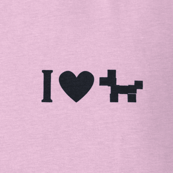 Detail Siebdruck "I Love Dogs" mit dem Herz für Hunde auf rosa T-Shirt