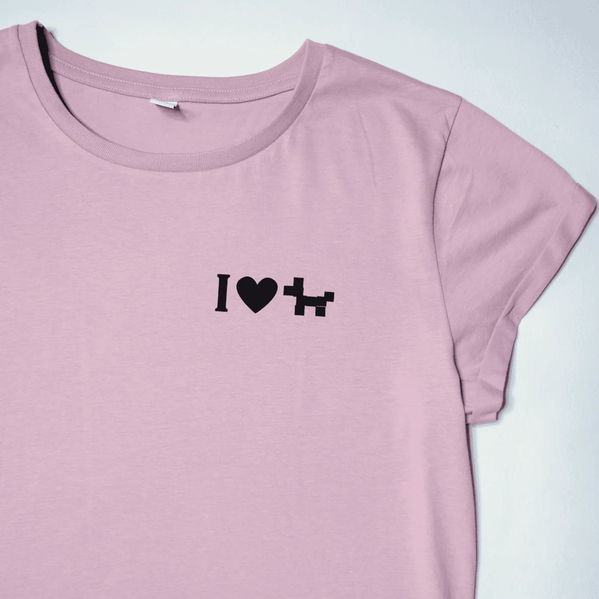 Ausschnitt von rosa T-Shirt mit Siebdruck "I Love Dogs" im Stil von I Heart NY für Hundeliebhaber mit einem Hund aus Pixeln