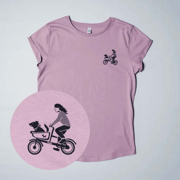 Produktbild von rosa Bio-T-Shirt mit Siebdruck auf Brust Motiv "Hundetaxi" mit Frau und Hund auf Cargobike von Pooka