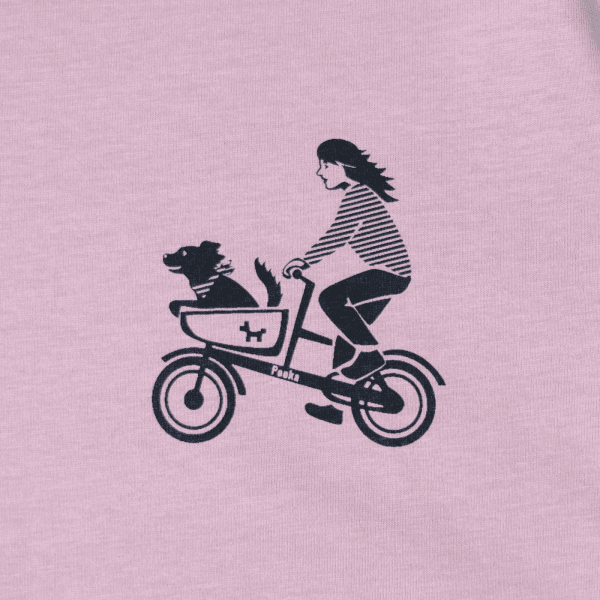 Detail von Siebdruck "Hundetaxi" auf rosa T-Shirt mit Frau und Hund auf Cargobike