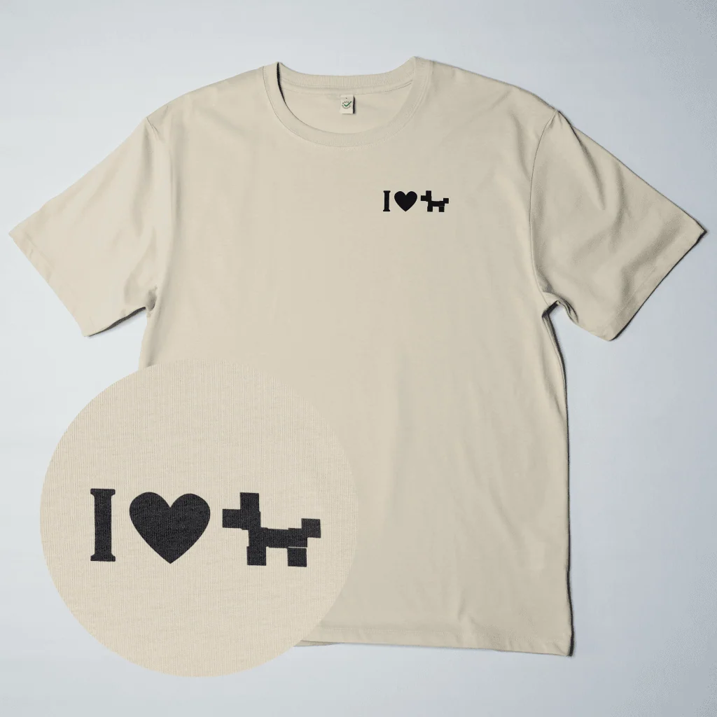 Produktbild von Bio-T-Shirt EP185 von Earth Positive in beige mit Siebdruck auf Brust von Pooka | Symbol "I Love Dogs" mit Herz und Pixel-Hund