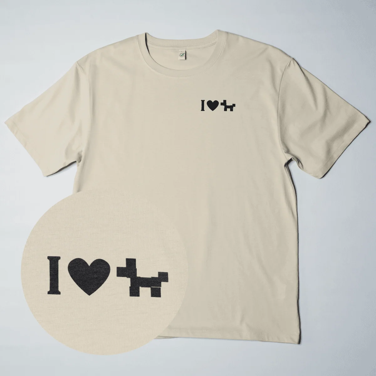 Produktbild von Bio-T-Shirt EP185 von Earth Positive in beige mit Siebdruck auf Brust von Pooka | Symbol "I Love Dogs" mit Herz und Pixel-Hund