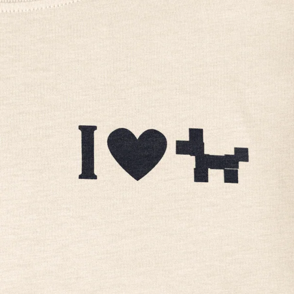 Detail von Siebdruck des Symbols "I Love Dogs" mit Herz und Pixel-Hund auf Shirt in hellem Beige Sand