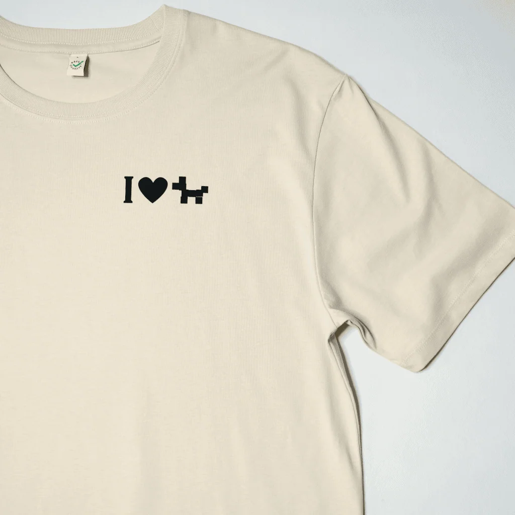Ausschnitt von Bio-T-Shirt EP185 von Earth Positive in beige mit Siebdruck auf Brust Symbol "I Love Dogs"