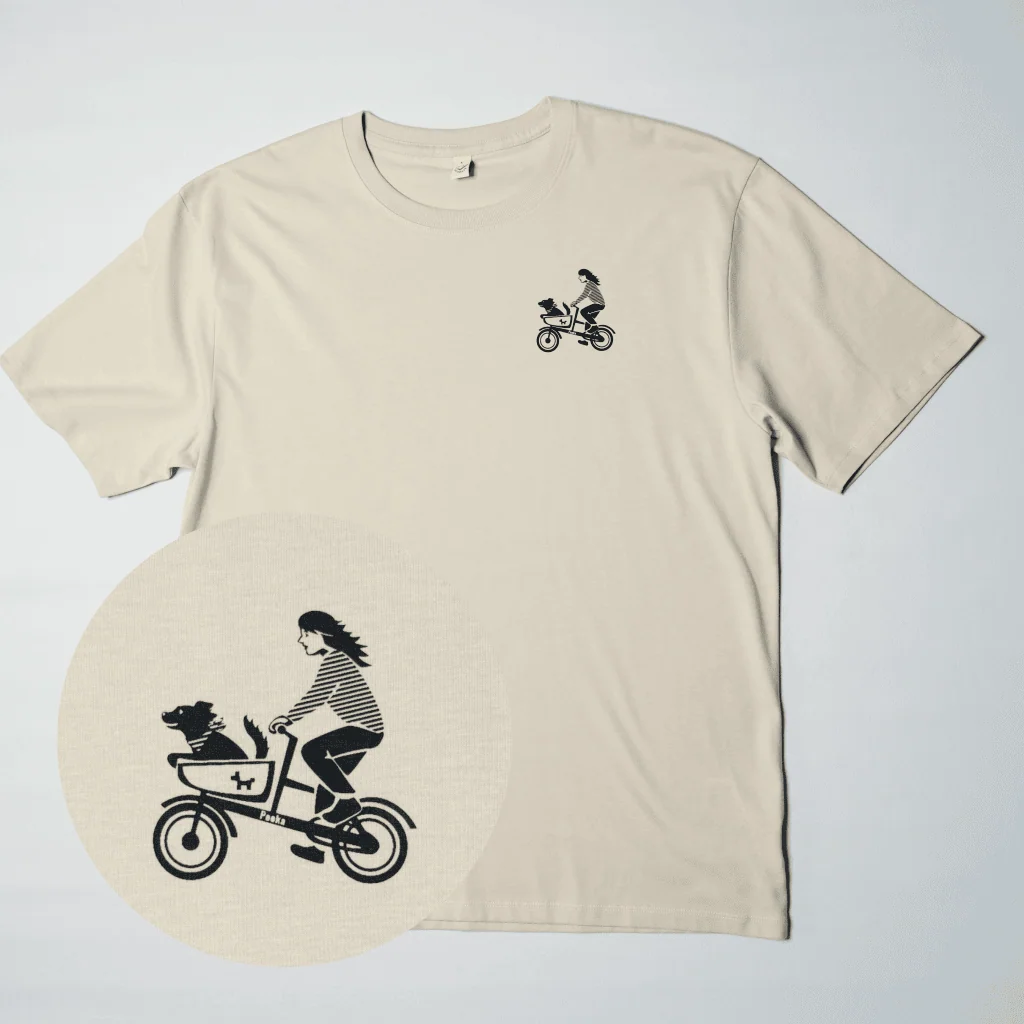 Produktbild von Bio-T-Shirt EP185 von Earth Positive in hell-beige mit Siebdruck auf Brust von Pooka | Symbol "Hundetaxi" mit einem Hund auf einem Lastenrad