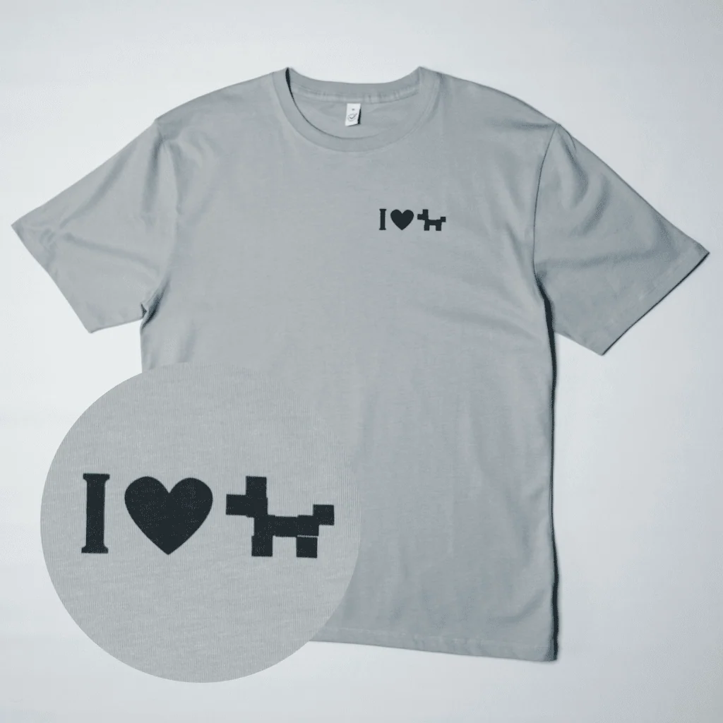 Produktbild von Bio-T-Shirt EP185 von Earth Positive in hell-grau mit Siebdruck auf Brust von Pooka | Symbol "I Love Dogs" mit Herz und Pixel-Hund