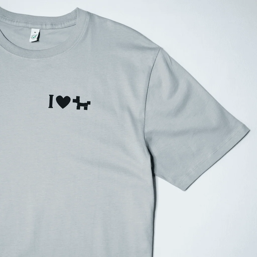 Ausschnitt von Bio-T-Shirt EP185 von Earth Positive in hell-grau mit Siebdruck auf Brust Symbol "I Love Dogs"