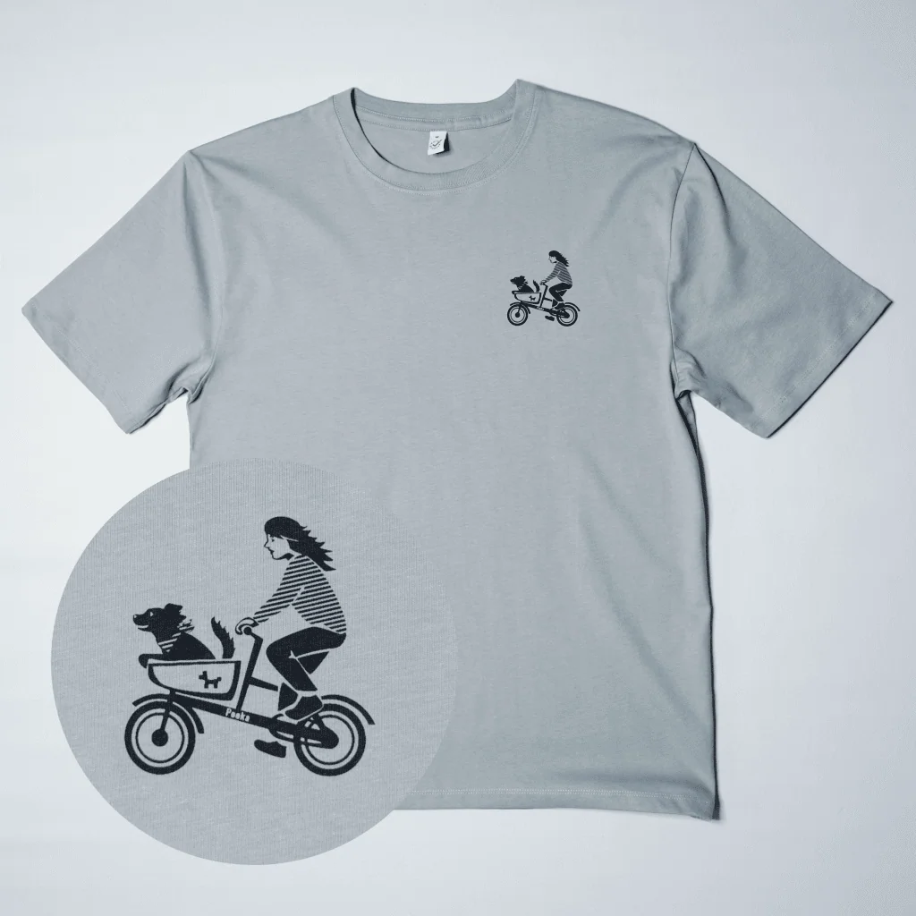 Produktbild von Bio-T-Shirt EP185 von Earth Positive in hell-grau mit Siebdruck auf Brust von Pooka | Symbol "Hundetaxi" mit einem Hund auf einem Lastenrad