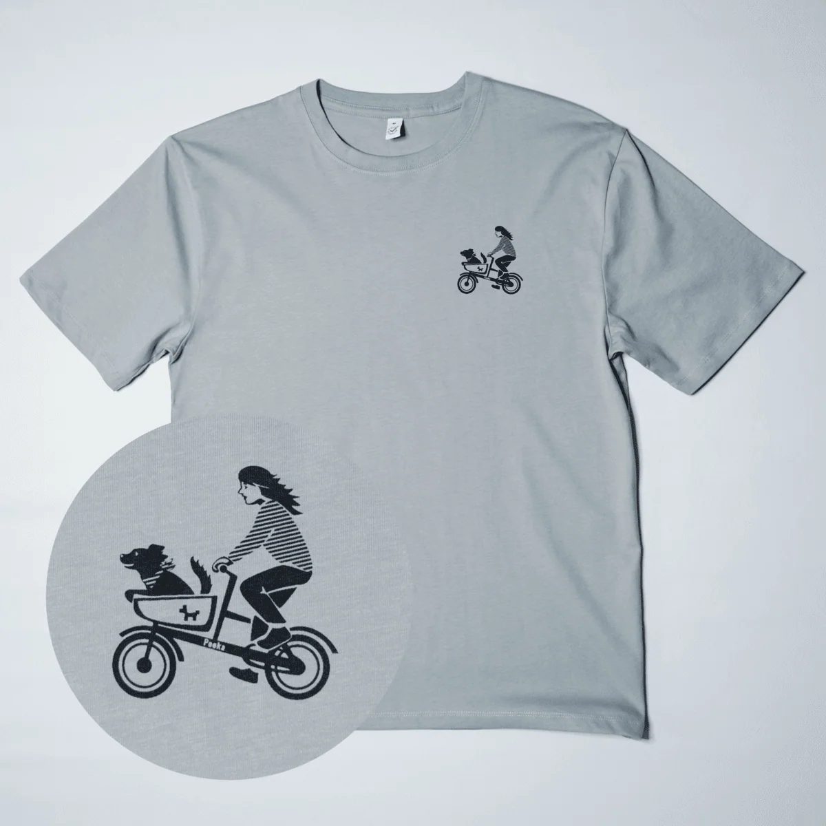 Produktbild von Bio-T-Shirt EP185 von Earth Positive in hell-grau mit Siebdruck auf Brust von Pooka | Symbol "Hundetaxi" mit einem Hund auf einem Lastenrad