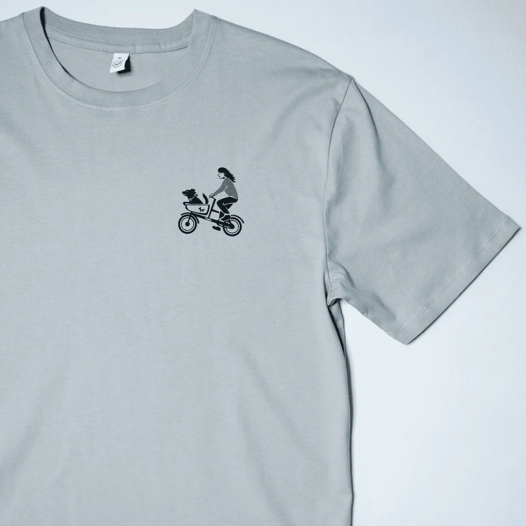 Ausschnitt von Bio-T-Shirt EP185 von Earth Positive in hell-grau mit Siebdruck auf Brust Symbol "Hundetaxi" Hund auf Fahrrad