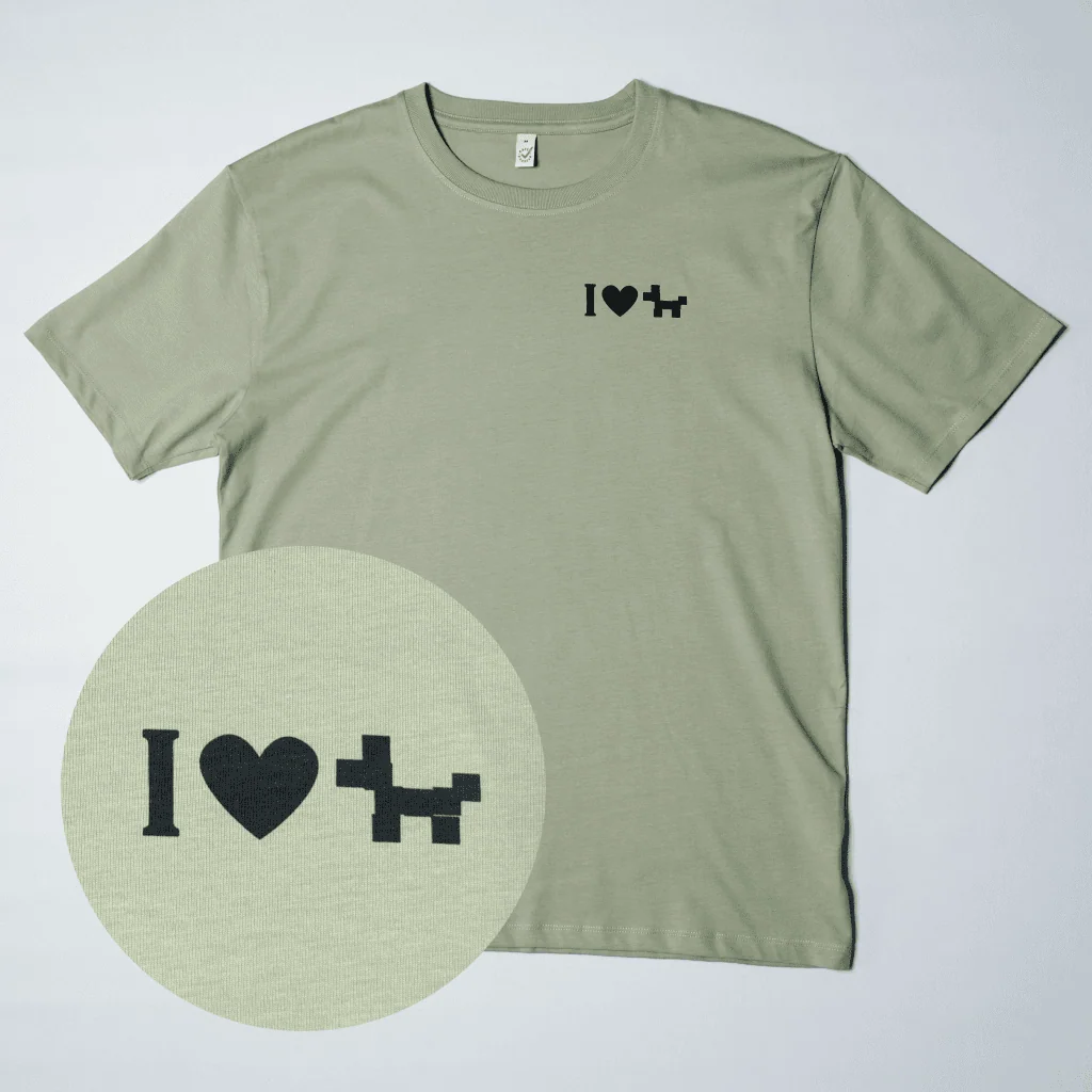 Produktbild von Bio-T-Shirt EP185 von Earth Positive in hell-olive mit Siebdruck auf Brust von Pooka | Symbol "I Love Dogs" mit Herz und Pixel-Hund