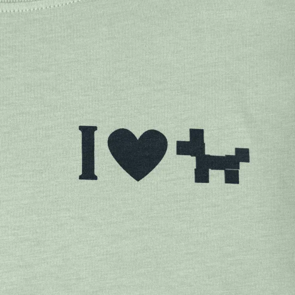 Detail von Siebdruck des Symbols "I Love Dogs" mit Herz und Pixel-Hund auf Shirt in hellem Olivegrün