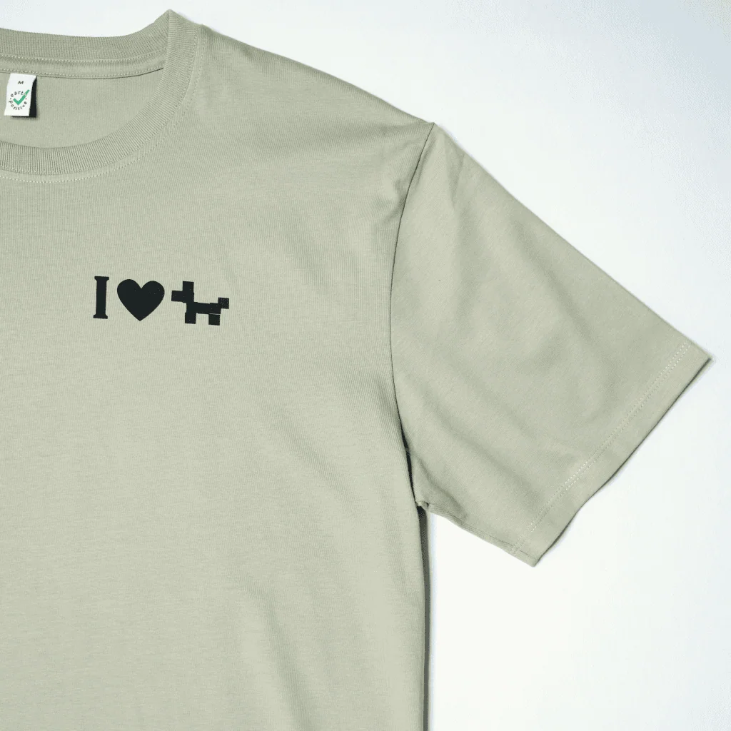 Ausschnitt von Bio-T-Shirt EP185 von Earth Positive in hell-olive mit Siebdruck auf Brust Symbol "I Love Dogs"