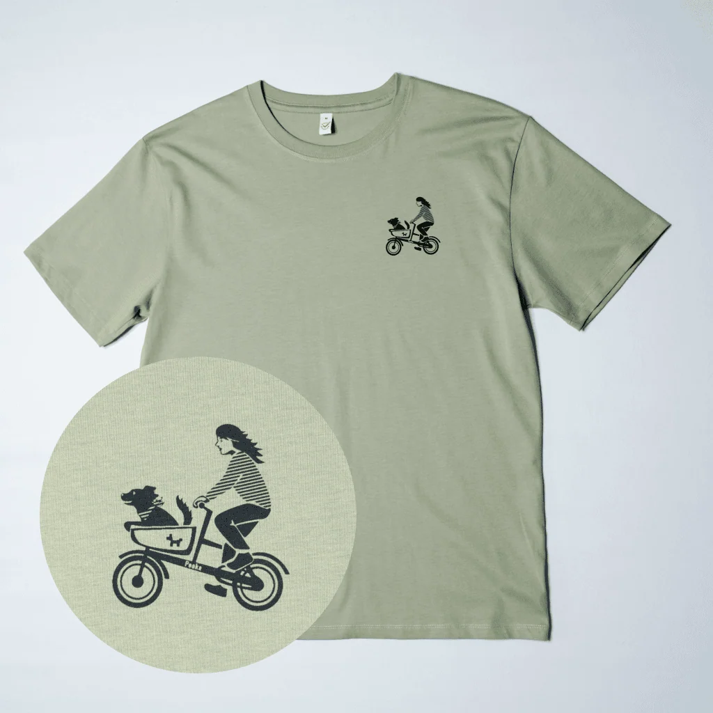 Produktbild von Bio-T-Shirt EP185 von Earth Positive in hell-olive mit Siebdruck auf Brust von Pooka | Symbol "Hundetaxi" mit einem Hund auf einem Lastenrad