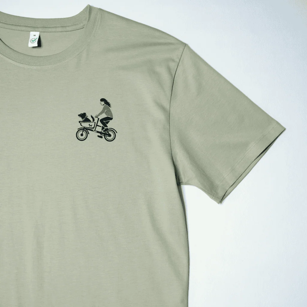 Ausschnitt von Bio-T-Shirt EP185 von Earth Positive in hell-olive mit Siebdruck auf Brust Symbol "Hundetaxi" Hund auf Fahrrad