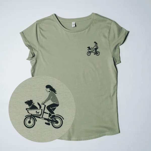 Produktbild von olive Bio-T-Shirt mit Siebdruck auf Brust Motiv "Hundetaxi" mit Frau und Hund auf Cargobike von Pooka