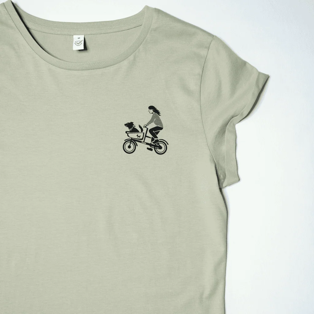 Ausschnitt von olive T-Shirt mit Siebdruck "Hundetaxi" in schwarz-weiß: Frau und Hund auf Cargobike