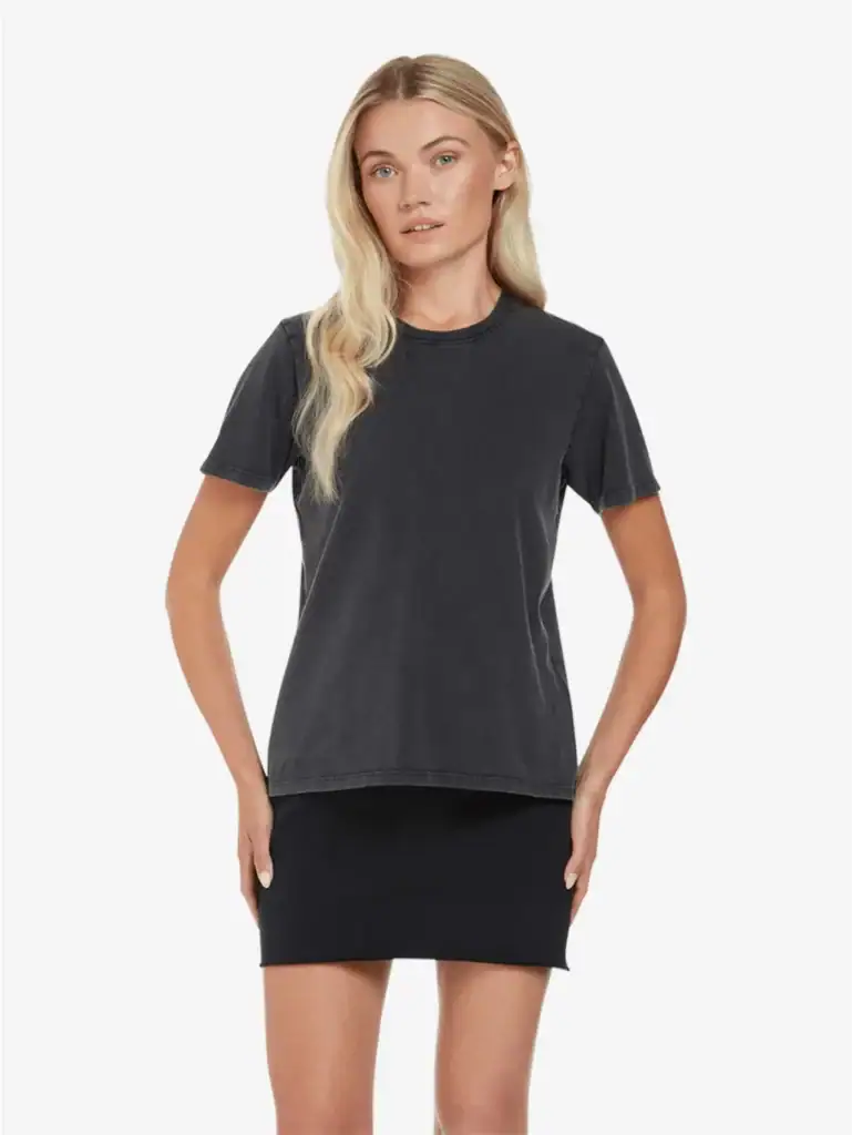 weibliches Model in Earth Positive Bio-T-Shirt EP002 in verwaschenem dunkelgrau