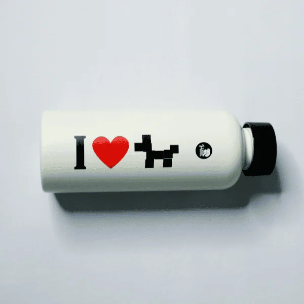 Druck "I Love Dogs" im Stil von I Heart NY mit hellrotem Herz und Pixelhund - auf weißer Trinkflasche