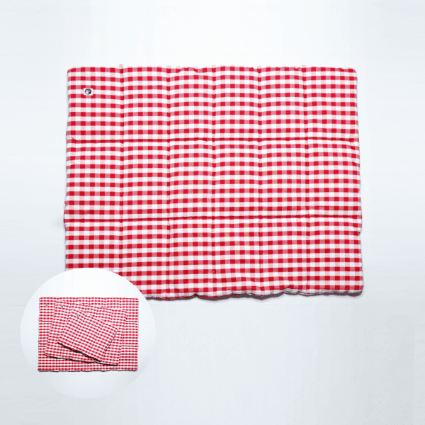 Produktbild Hundematte Wanderlust von Pooka mit Karo in rot und weiß hergestellt in Deutschland