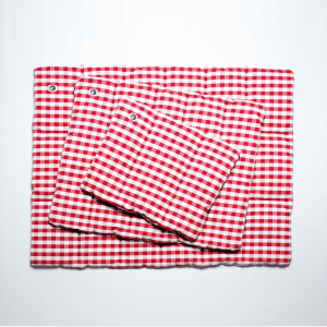Kleine, mittlere und große Decke für Hunde von Pooka kariert in rot und weiß mit Füllung aus bauschigem Vlies