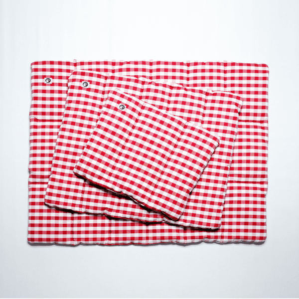 Kleine, mittlere und große Decke für Hunde von Pooka kariert in rot und weiß mit Füllung aus bauschigem Vlies