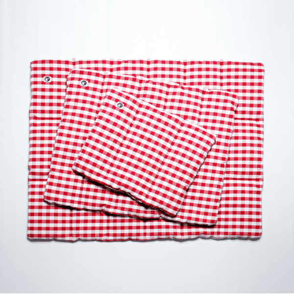 Kleine, mittlere und große Decke für Hunde von Pooka kariert in rot und weiß mit Füllung aus bauschigem Vlies