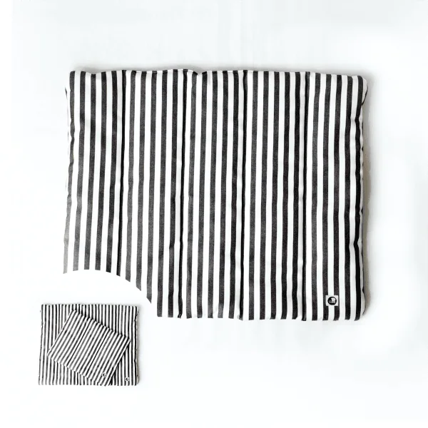 Produktbild Hundematte Dolce Vita von Pooka mit Streifen in schwarz und weiß hergestellt in Deutschland