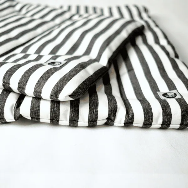 Detail von Matte für Hunde mit schwarzen und weißen Streifen